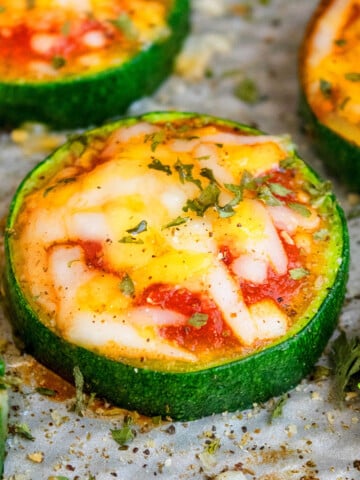 Best easy zucchini pizza on baking tray.