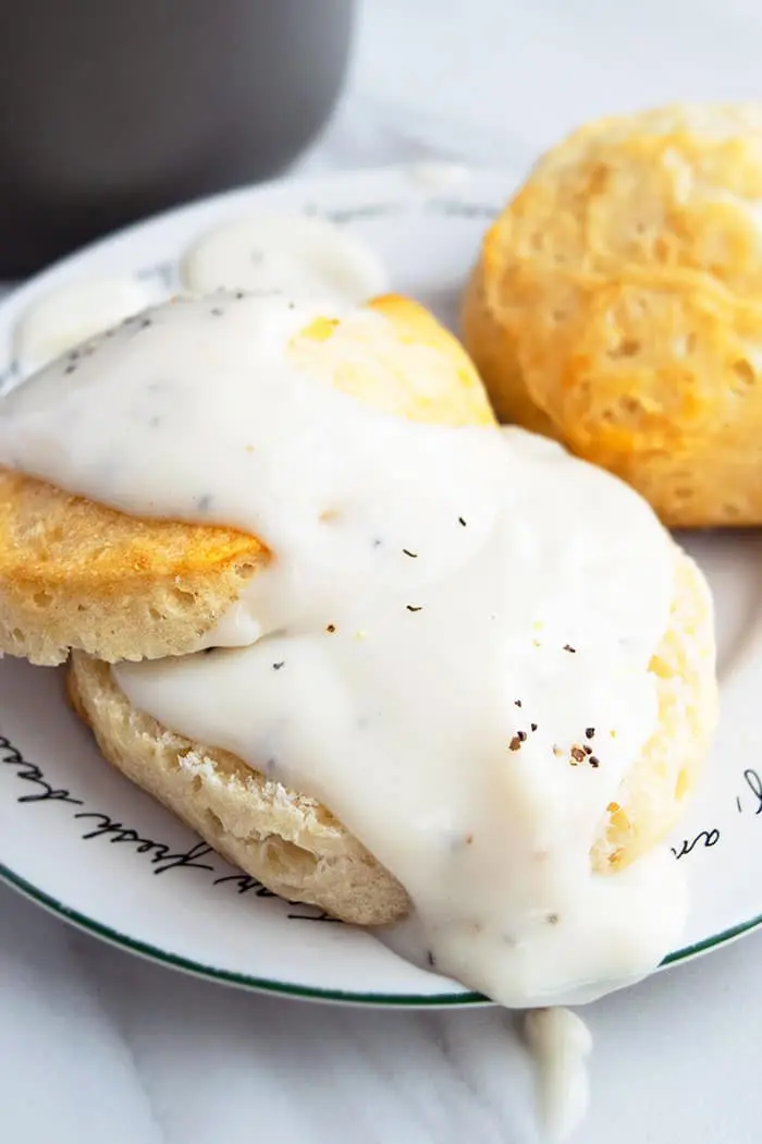 Vegetarische White Country Gravy en Biscuits