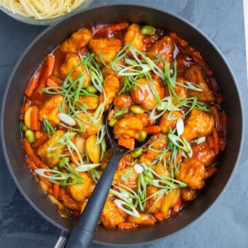 Sauce mixed evenly with the veggies and chicken and garnished with thinly sliced green onions. 